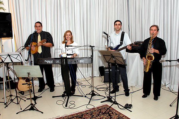 Tocamos em Eventos  como Casamento, Aniversário, Festa de Empresas e etc. Com Repertório Personalizado.