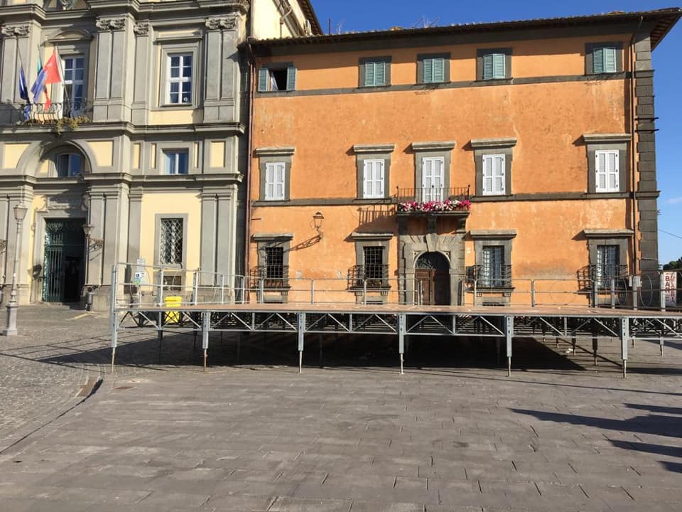 palco allestito al centro di una piazza