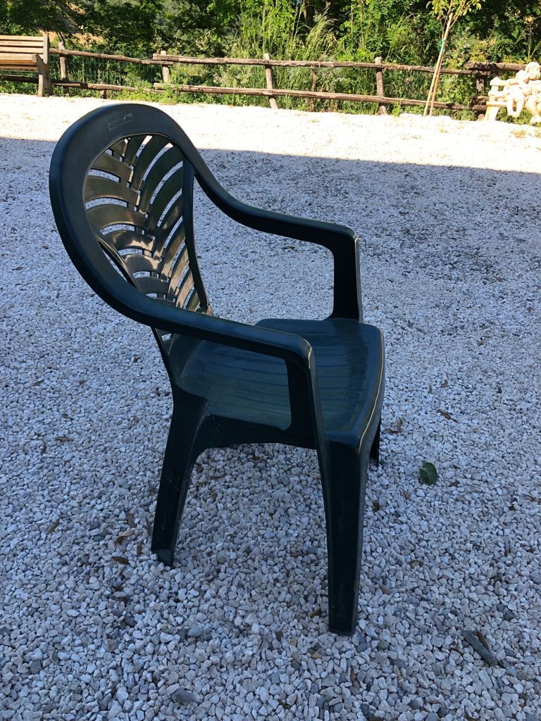 dettaglio sedia in plastica verde