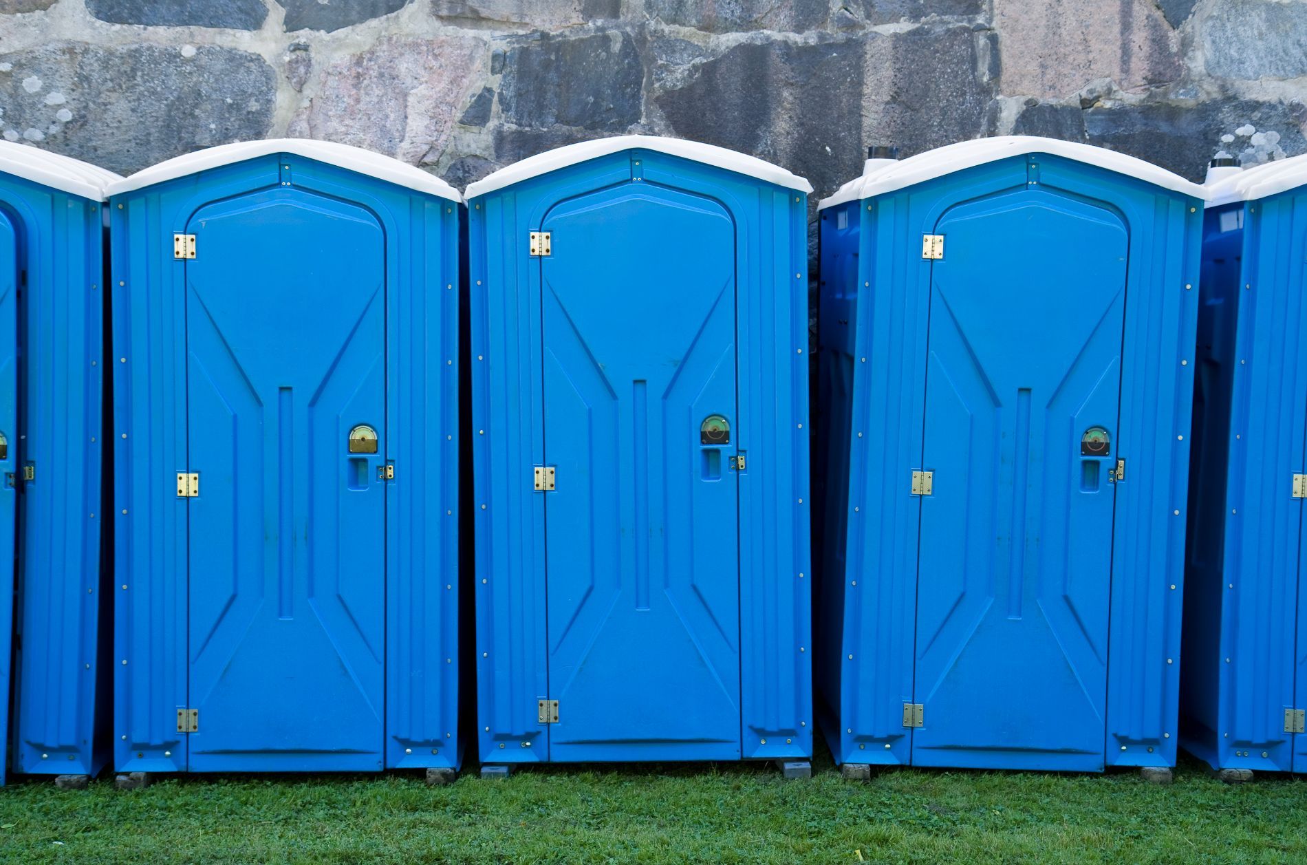 fila di wc chimici azzurri
