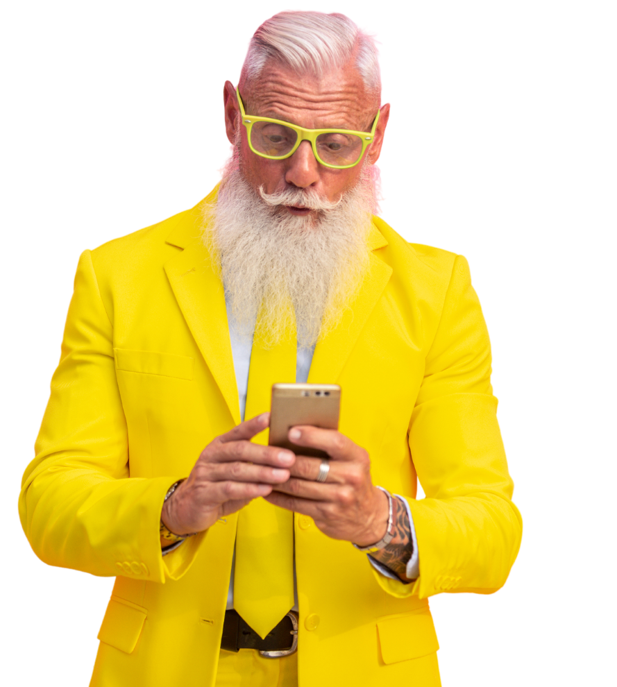 Mann im gelben Anzug und mit Brille schaut mit überraschtem Gesichtsausdruck auf sein Handy.