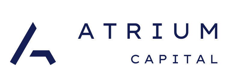 Das Logo von Atrium Capital ist blau und weiß auf weißem Hintergrund.