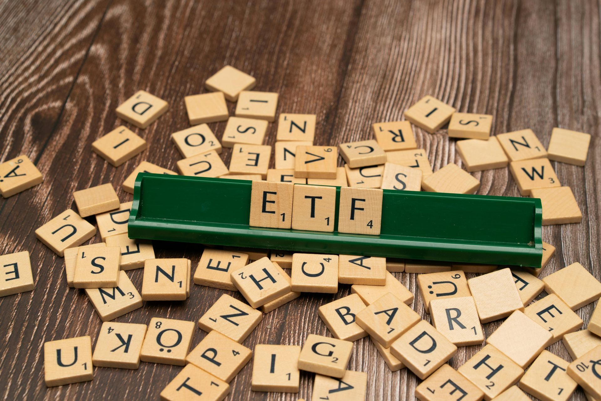 Ein Scrabble-Brett mit dem Wort ETF darauf geschrieben