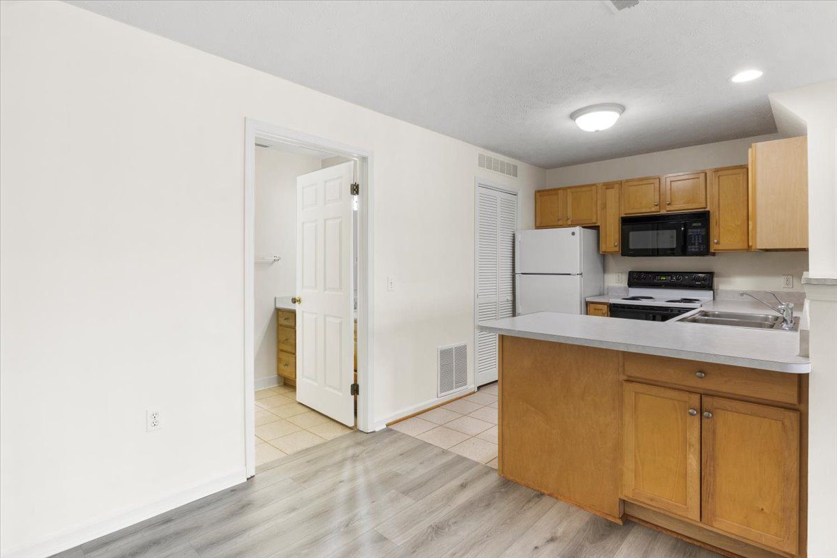 Summit Knolls Apartments & Townhomes Photo Gallery