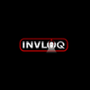 INVIQ-logo in wit en rood op een zwarte achtergrond, met een spotlight-effect in het midden.