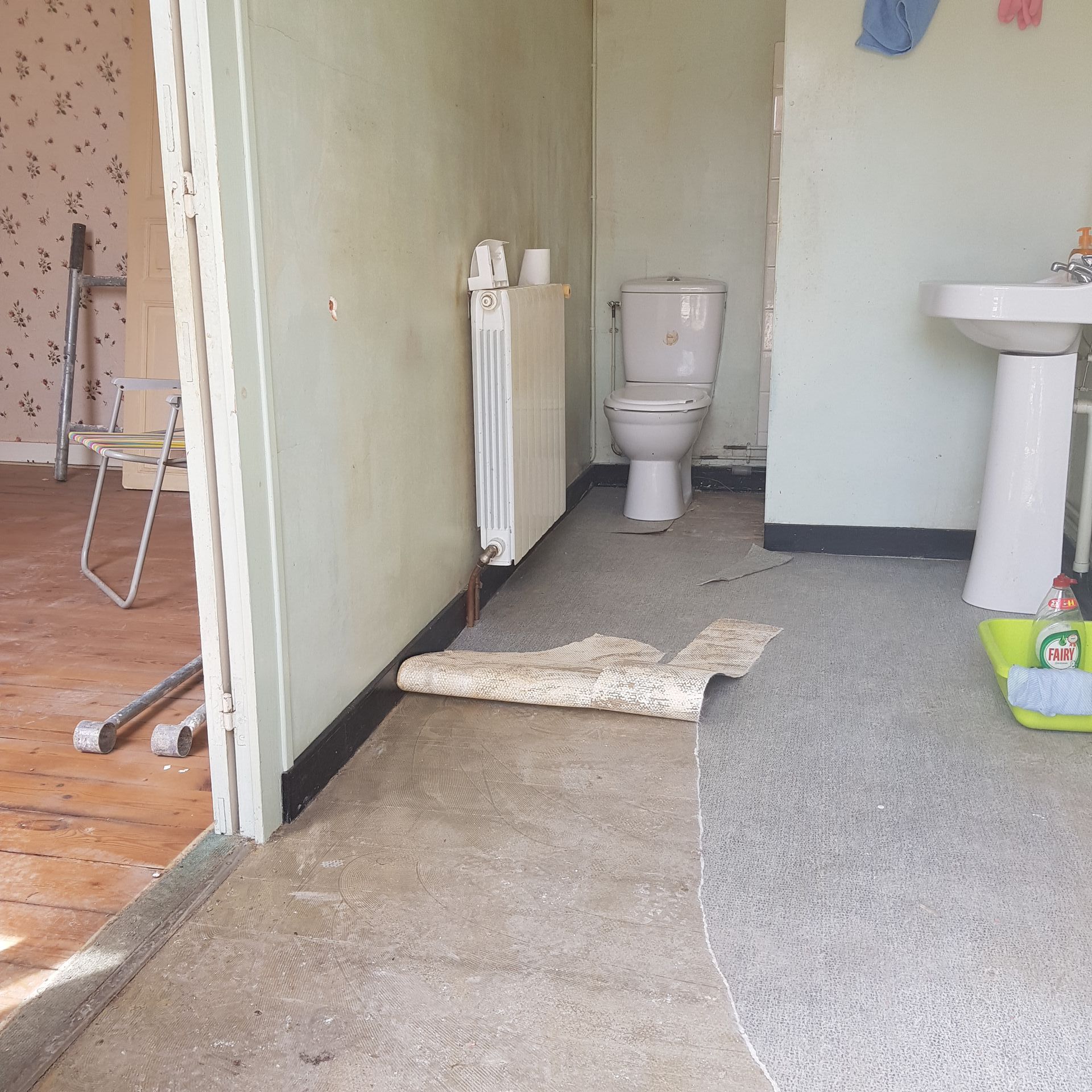 old bathroom with torn linoleum flooring