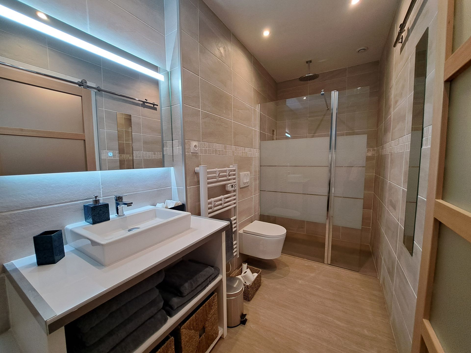 Italien walk in shower, stone effect tiles, white basin and large mirror