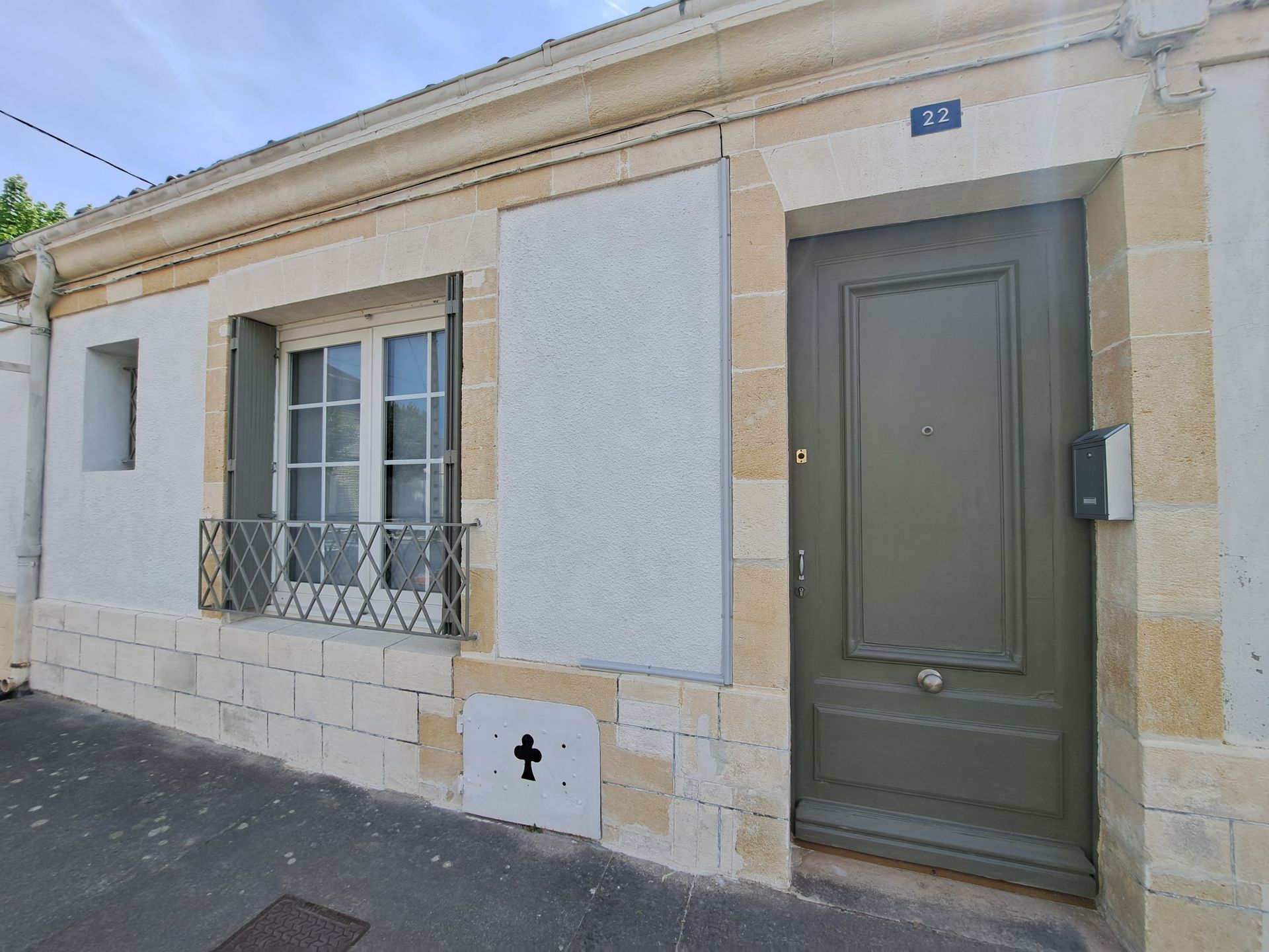 white town house with grey door and exposed stone lintels