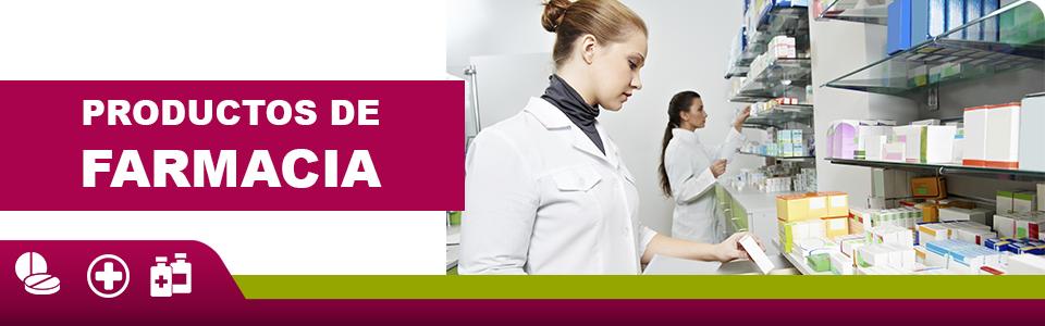 Una mujer con bata de laboratorio está parada en una farmacia.