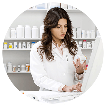 Una farmacéutica está usando una computadora en una farmacia.