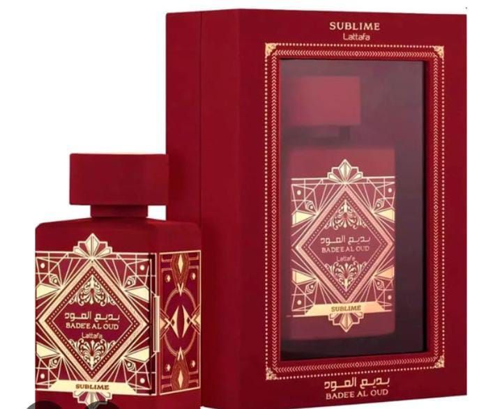 Frasco de perfume rojo con diseño geométrico dorado en una caja de regalo de terciopelo rojo.