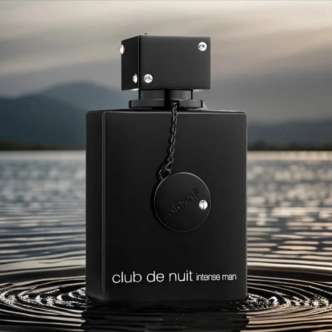 Frasco y caja de perfume Club de Nuit Intense Man, de color negro, sobre fondo blanco.
