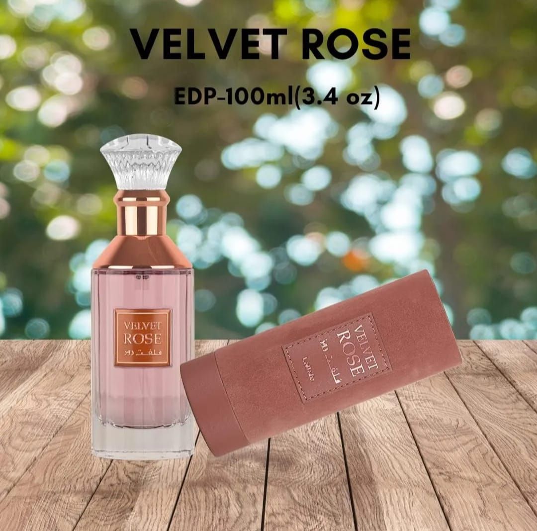 Frasco de perfume Velvet Rose Lattafa con caja rosa sobre fondo blanco