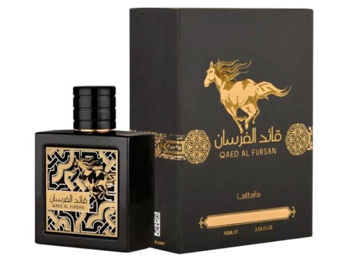 Frasco de perfume negro y caja con letras árabes doradas y un logotipo de un caballo dorado sobre fondo oscuro.