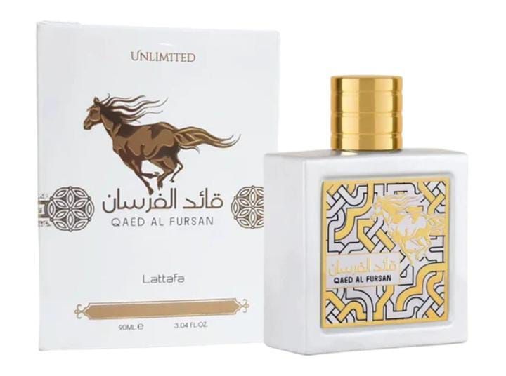 Frasco y caja de perfume con tapón dorado, embalaje blanco y diseño de caballo al galope.