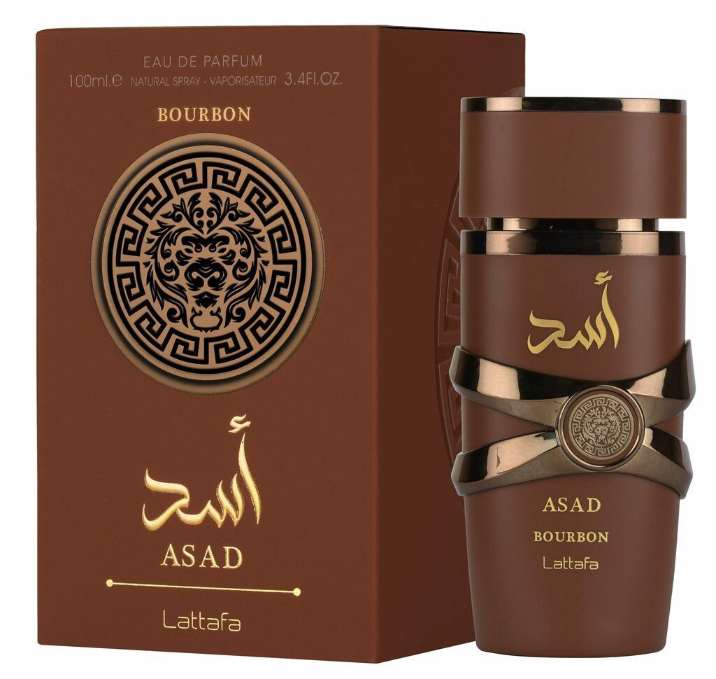 Frasco de perfume marrón y caja con la etiqueta “Asad”, detalles dorados y texto en árabe.
