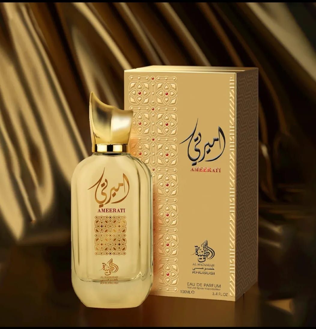 Frasco de perfume dorado y caja ornamentada con caligrafía árabe sobre un fondo marrón sedoso.