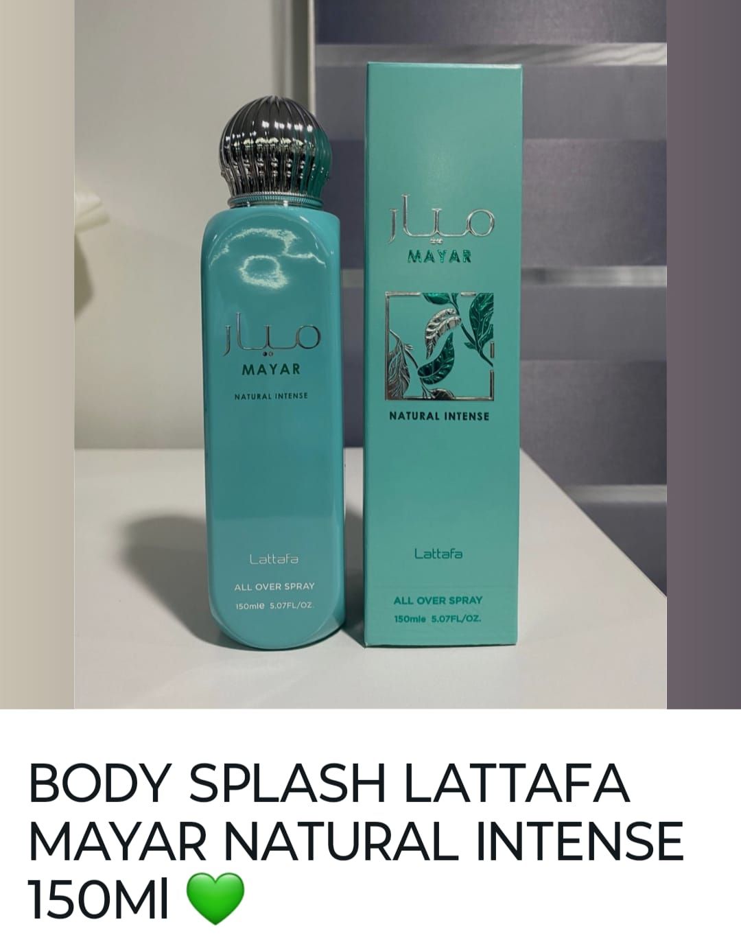 Botella y caja de spray corporal Turquoise Lattafa Mayar Natural Intense sobre una superficie blanca.