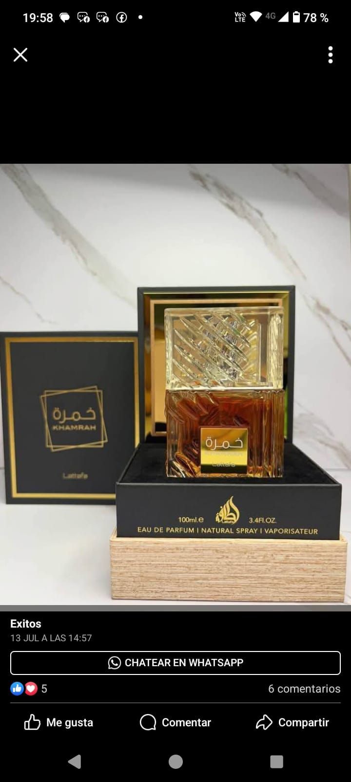 Placa de premio de estilo islámico con marco dorado y caja de presentación negra sobre una superficie de mármol.