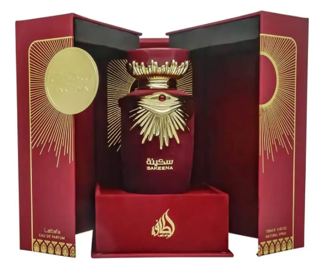 Estuche de regalo de perfume de lujo en color granate y dorado con frasco ornamentado y empaque a juego, exhibido abierto.