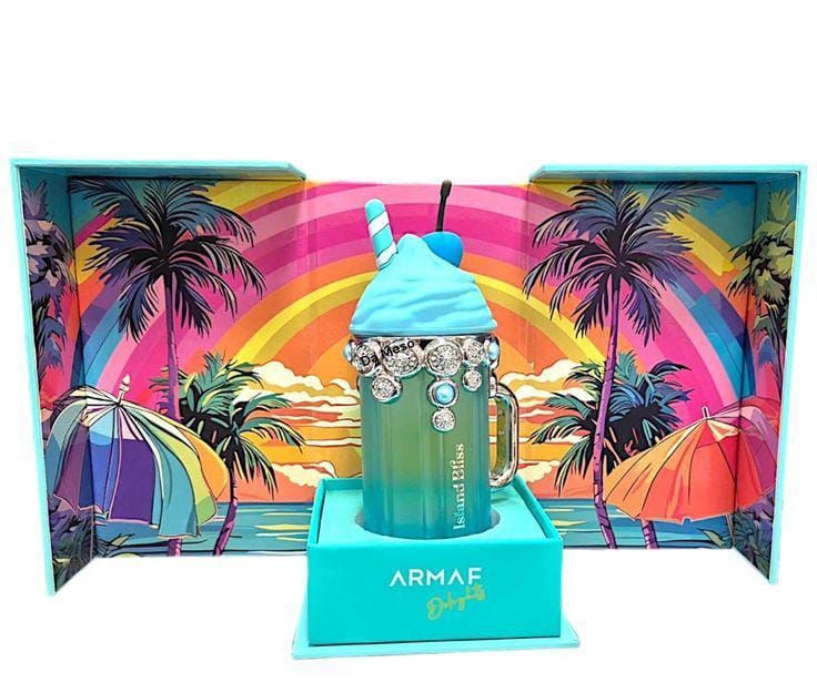 Frasco de perfume de color turquesa brillante con tapón de espuma, sobre un colorido fondo de puesta de sol tropical.