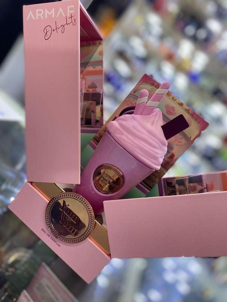 Set de regalo rosa con temática de postres, que incluye un producto en caja y un vaso alto estilo batido de fresa .