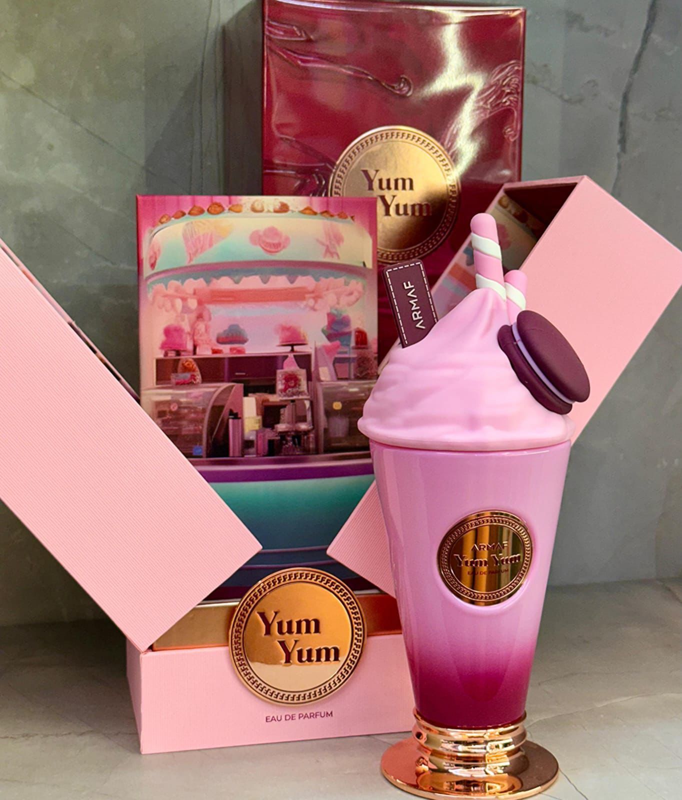 Set de regalo rosa con temática de postres, que incluye un producto en caja y un vaso alto estilo batido de fresa .
