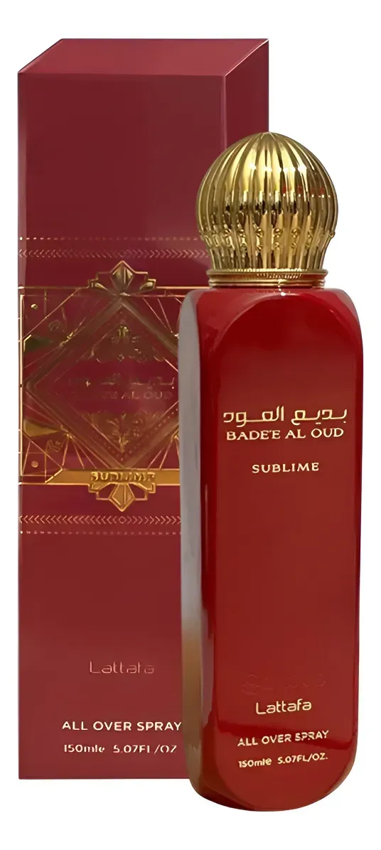 Frasco de perfume rojo con tapón dorado junto a una caja roja a juego, con la marca visible en árabe e inglés.