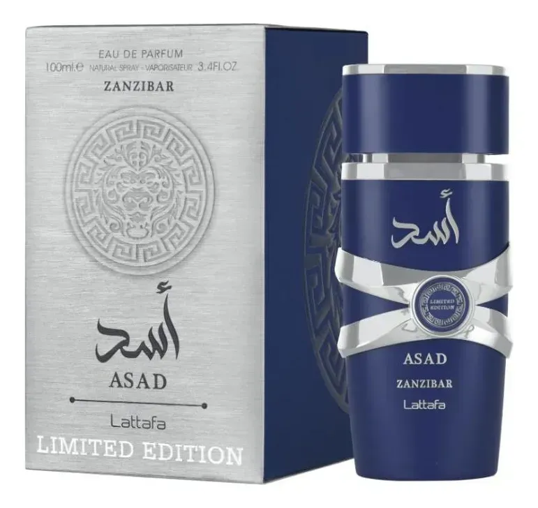 Frasco de perfume azul ASAD Zanzibar con medio coco, flor morada, cristales y vainas de vainilla sobre un fondo oscuro.