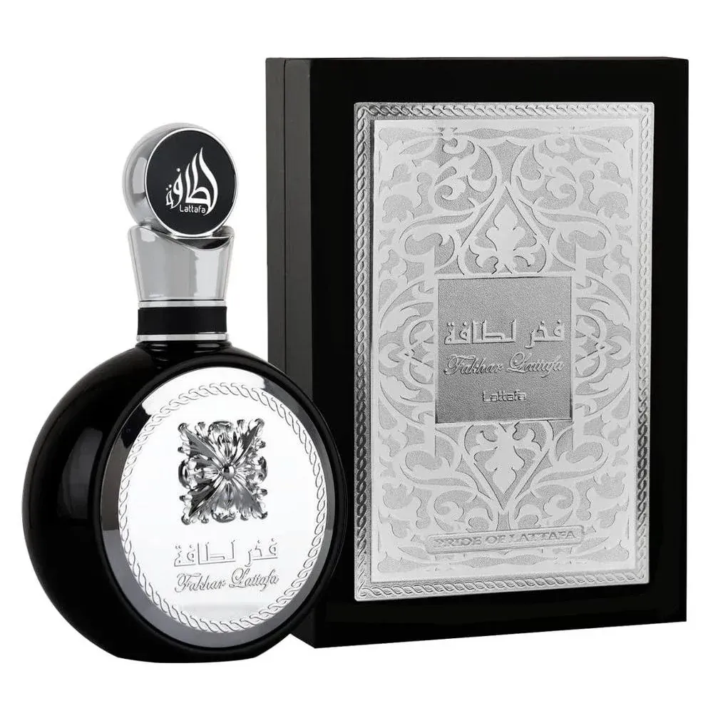 Frasco de perfume y caja de color negro con detalles plateados y escritura árabe.