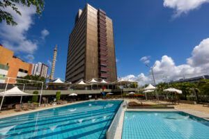 Uma grande piscina em frente a um prédio alto.