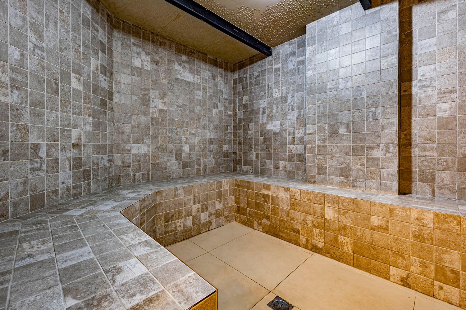 Uma sala com muitos azulejos nas paredes e no chão.
