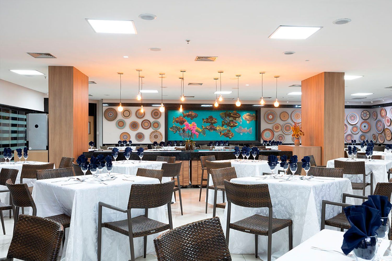 Uma grande sala de jantar cheia de mesas e cadeiras.