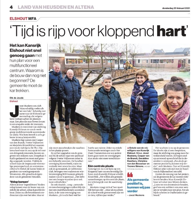 Krantenartikel met een groep mensen die plannen voor een gemeenschapscentrum bespreken.