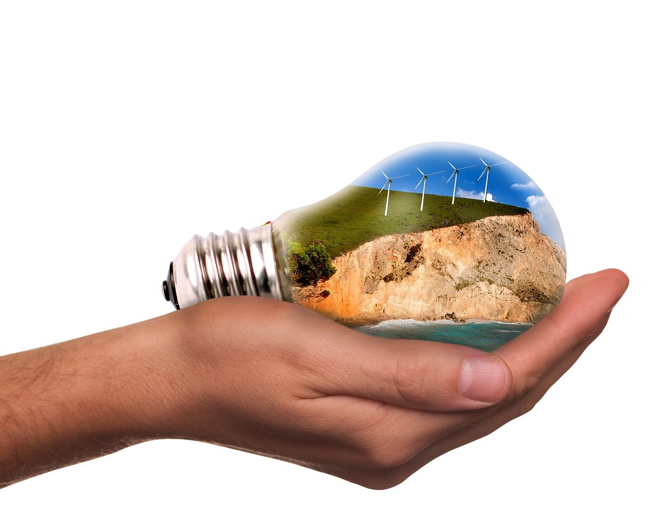 Hand die een gloeilamp vasthoudt met daarin een schilderachtig kustlandschap.