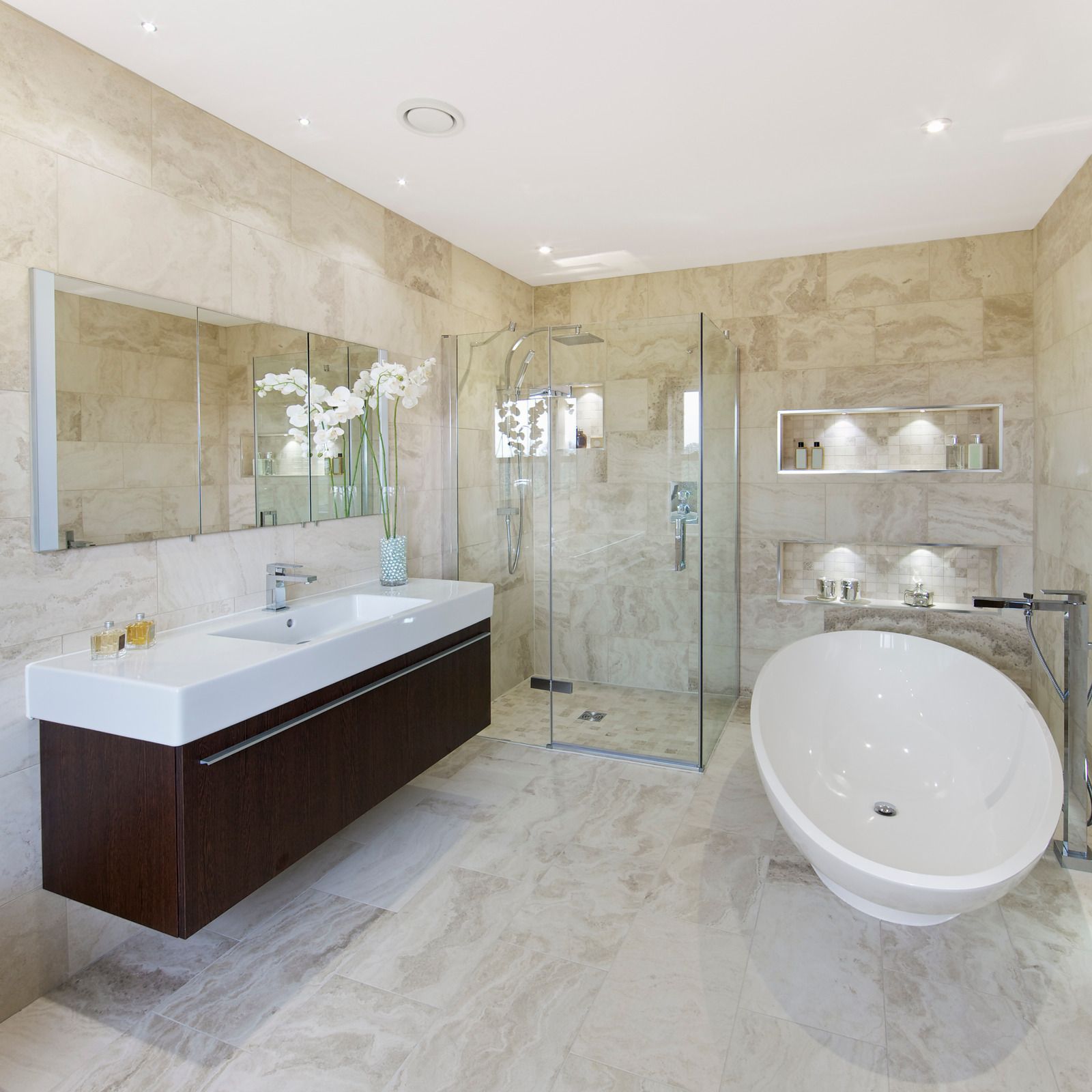 A bathroom with two sinks and a bathtub