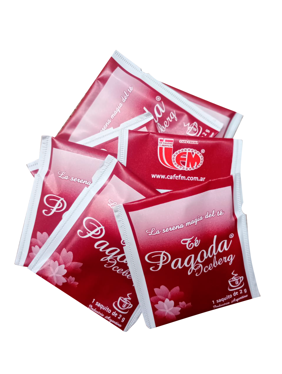 Sobres de té rojo con taza de té y flores sobre mesa de madera, con texto “TE EN SOBRES”