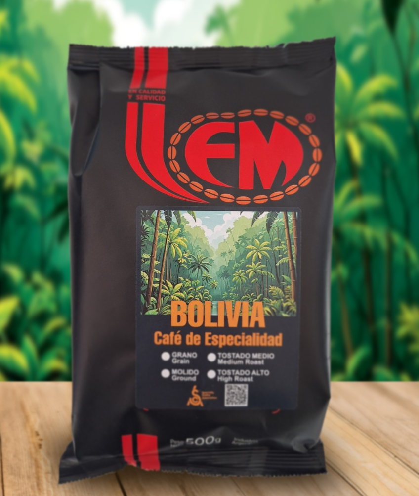Bolsa de café negra con el logotipo EM rojo y la etiqueta “DOLVA Café de Especialidad” sobre un fondo verde difuminado.