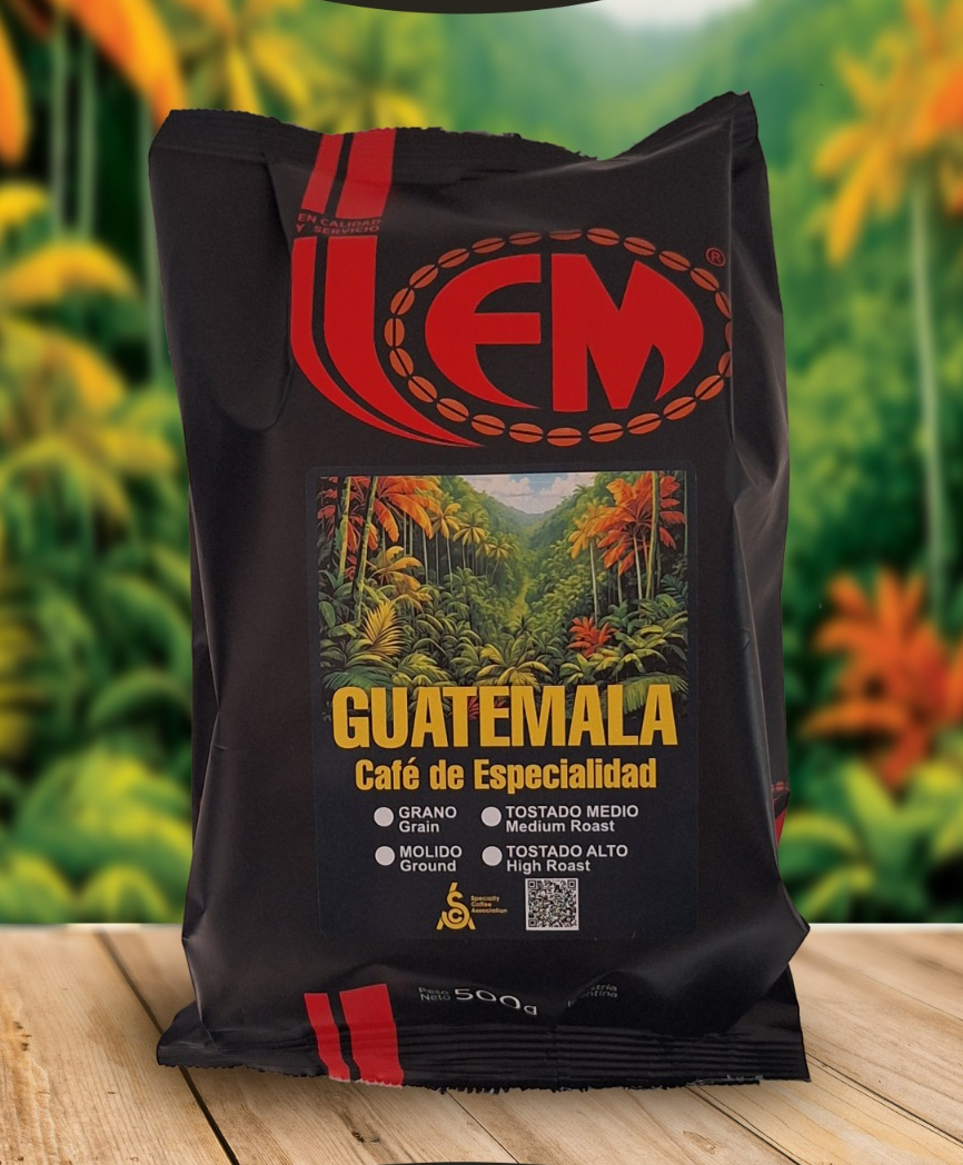 Una bolsa de café negra con la etiqueta Guatemala sobre una mesa de madera, con la marca en rojo