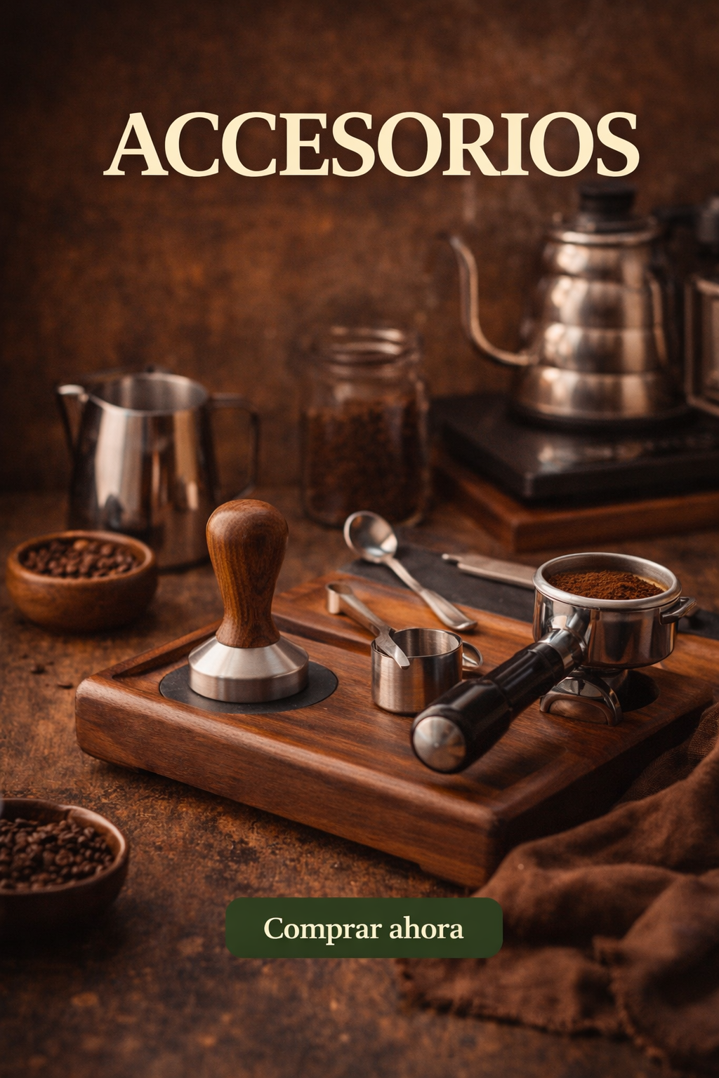 Accesorios de café sobre mesa de madera, con cafetera, molinillo y taza; texto “Comprar ahora”