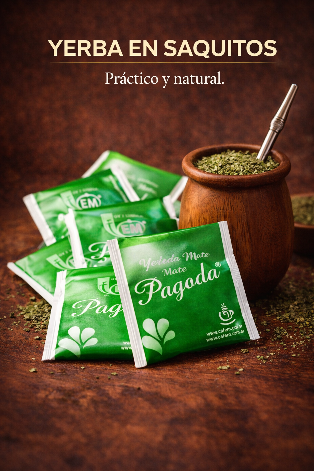 Yerba en saquitos verdes junto a un mate de calabaza sobre mesa rústica, con texto “Práctico y natural”.