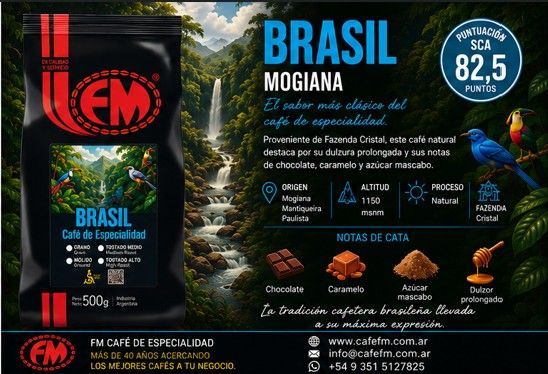 Una bolsa de café negra con el logotipo rojo de FM y una colorida etiqueta de Brasil sobre una mesa de madera.