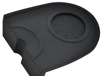 Funda de plástico negro para llave de coche con recortes circulares para los botones y una almohadilla redonda texturizada.