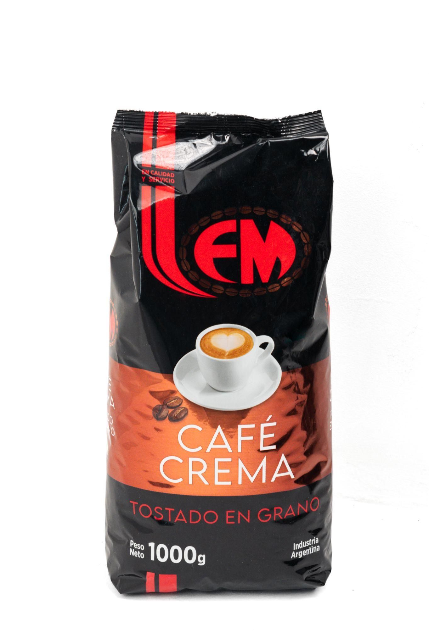 Bolsa de café LEM Caffé Crema con taza de café, granos, cuchara y terrones de azúcar sobre una mesa de madera.