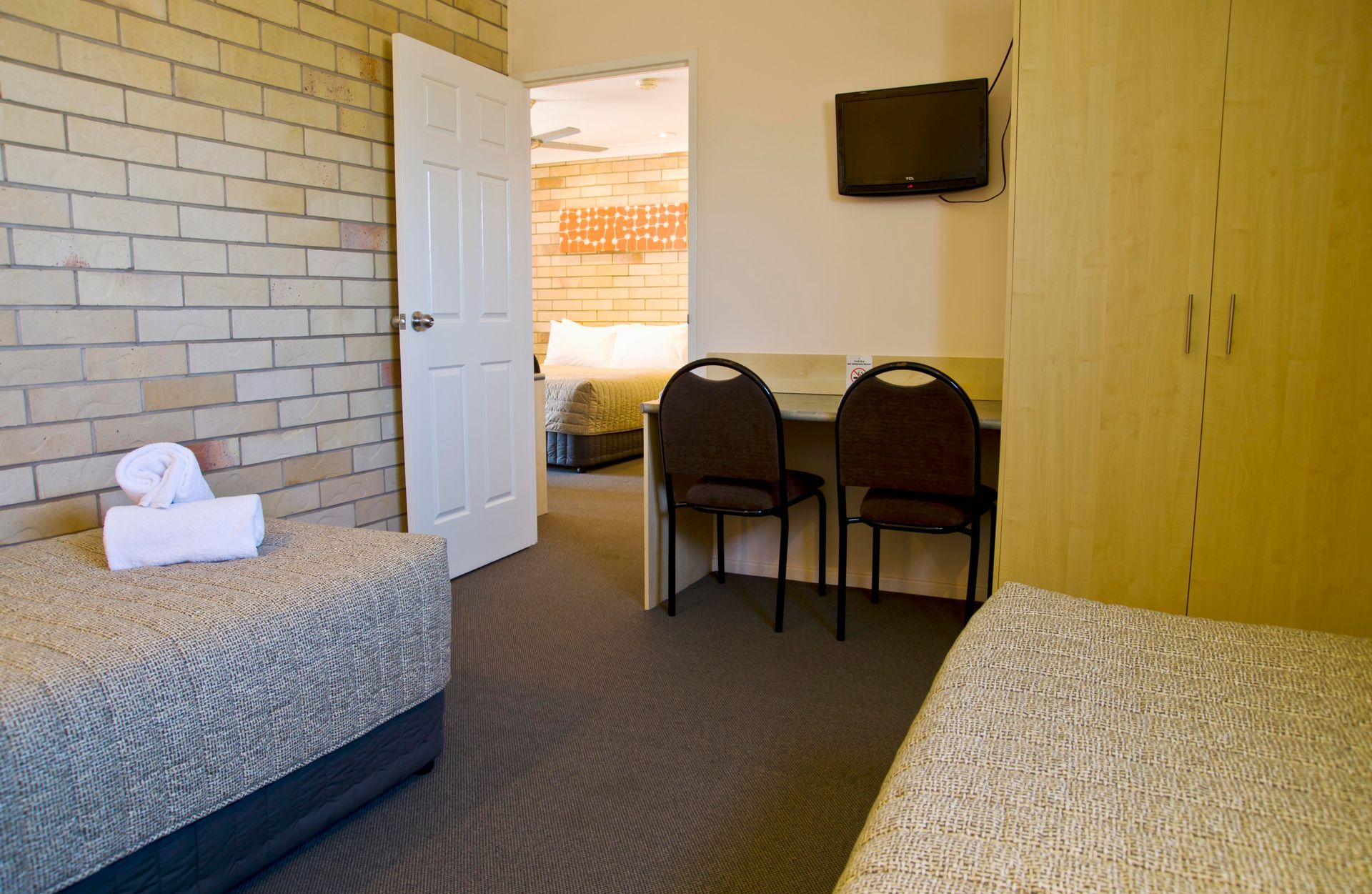 Single beds Family Room Starlight Motor Inn Roma