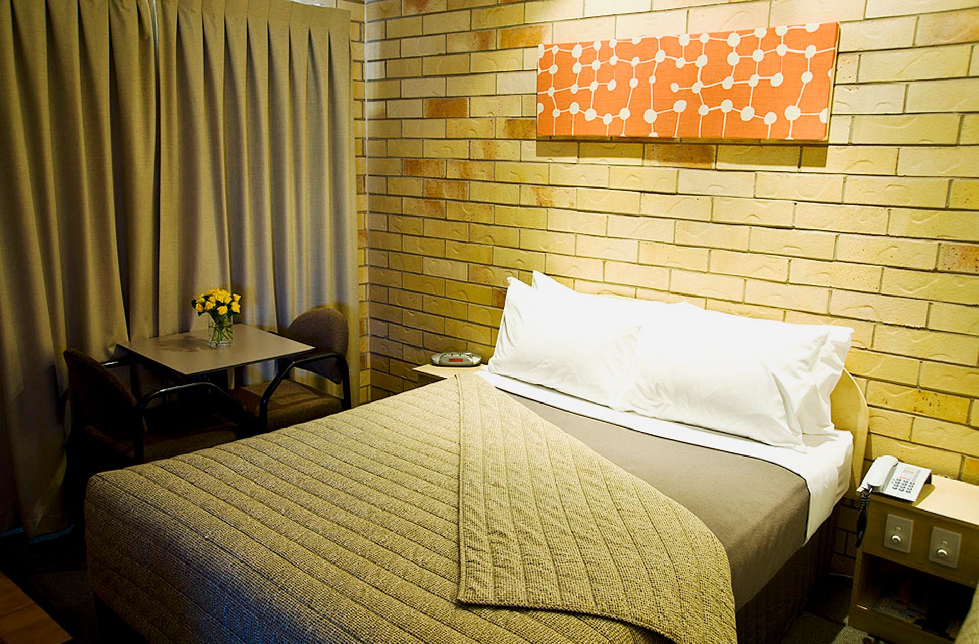 Queen bed in the Queen Room at the Starlight Motor Inn Roma