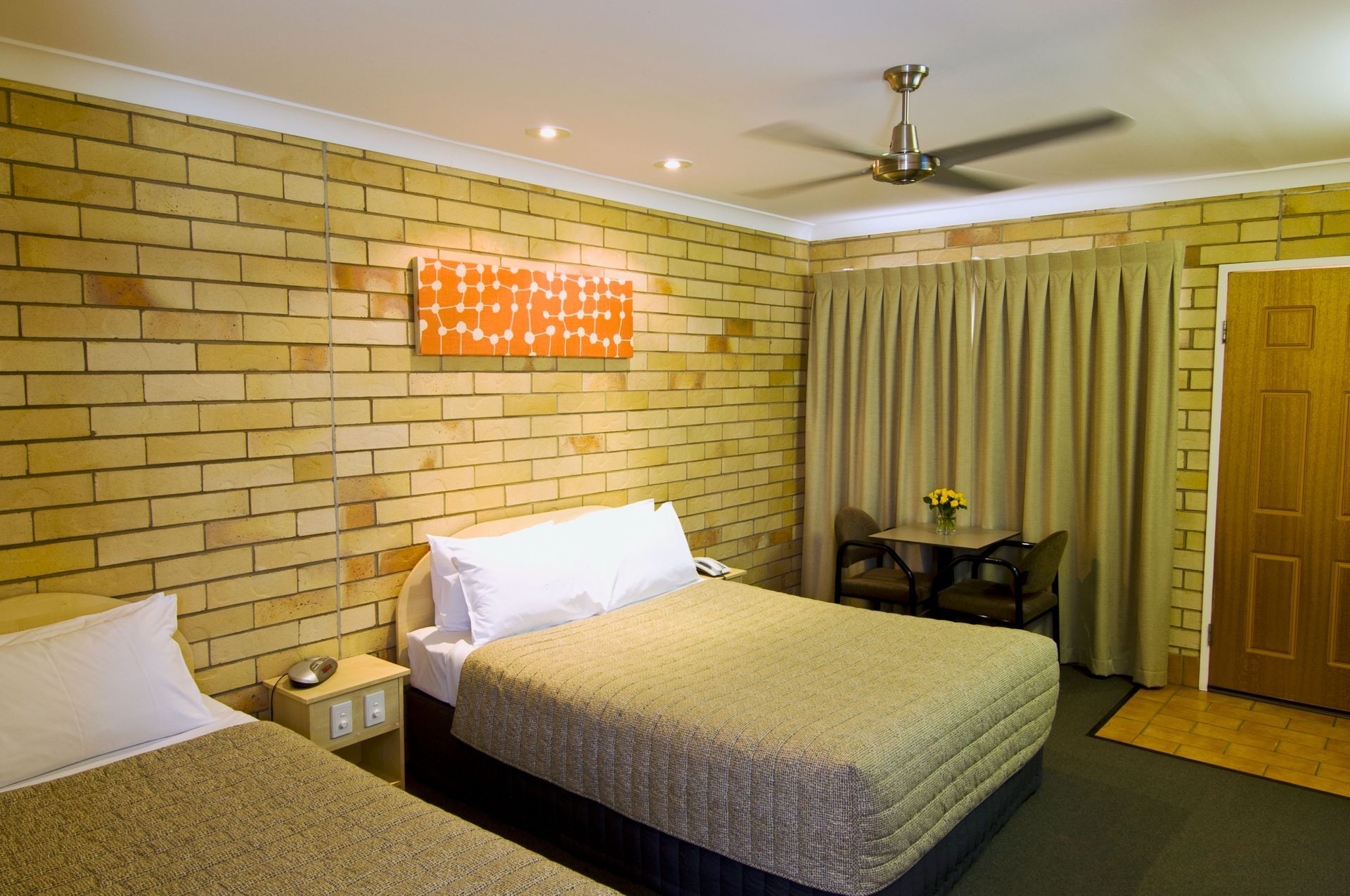Twin Room with one queen bed and one single bed at the Starlight Motor Inn Roma