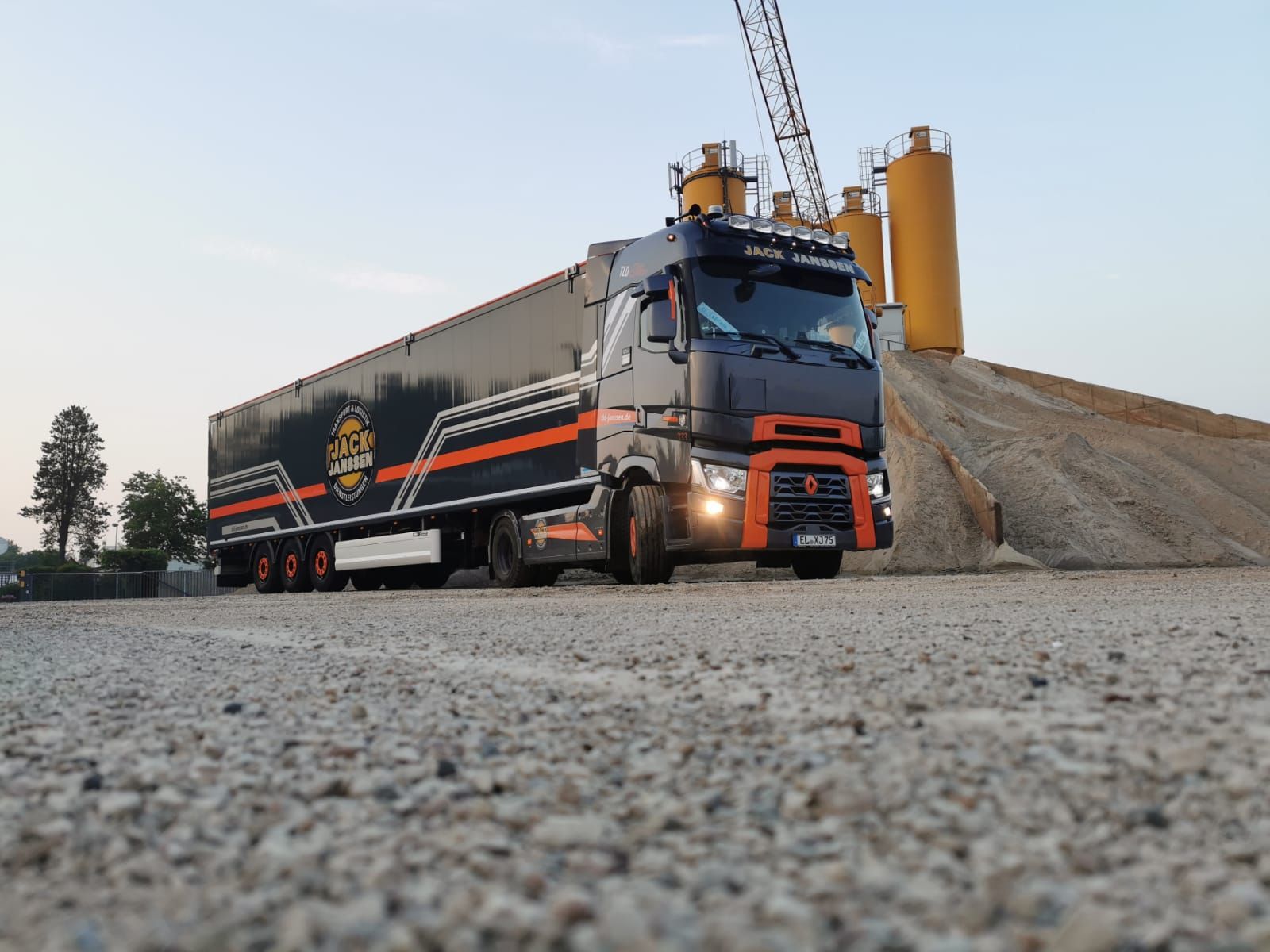 LKW wird mit Sand beladen