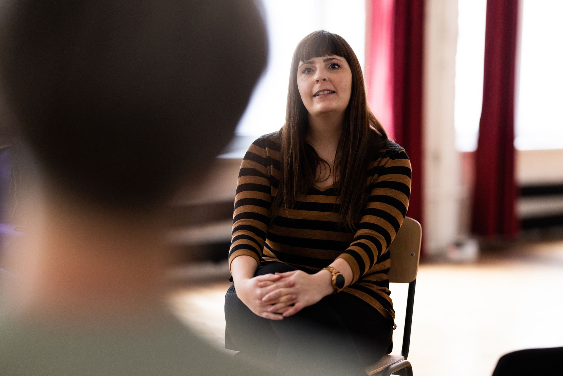 A therapist talking with people during mental health therapy