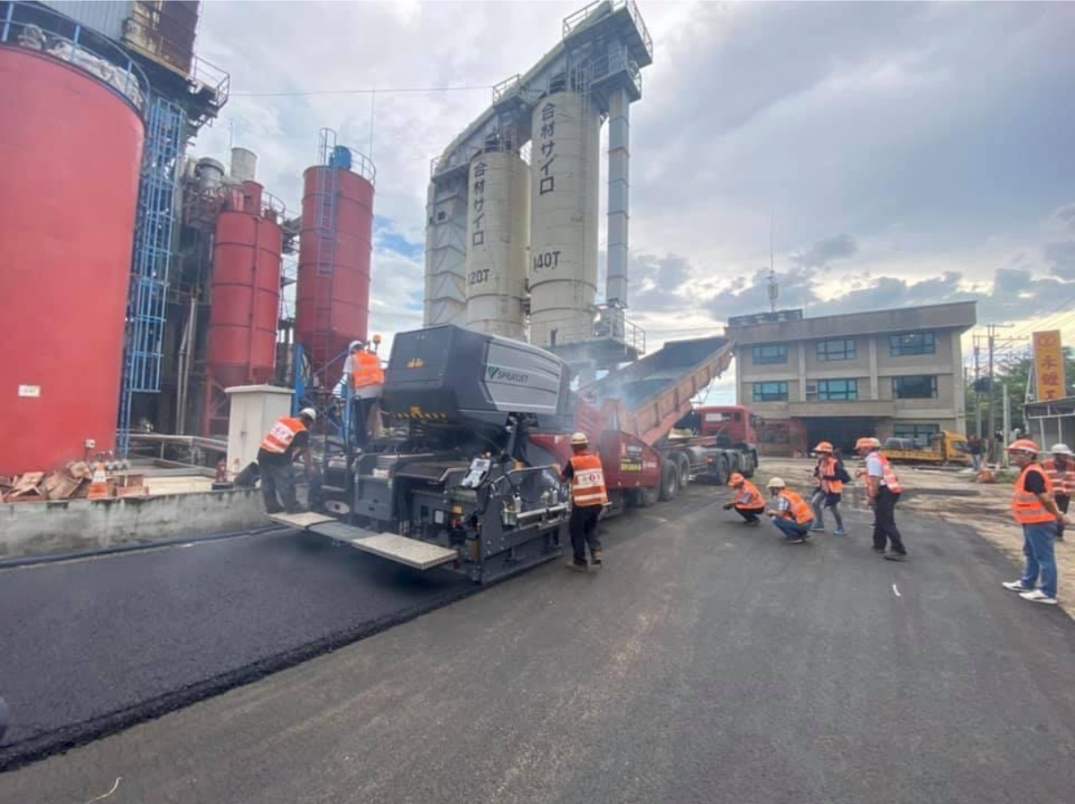 夜間高速公路上發生卡車側翻事故,救援人員和閃爍的警燈正在前往現場。